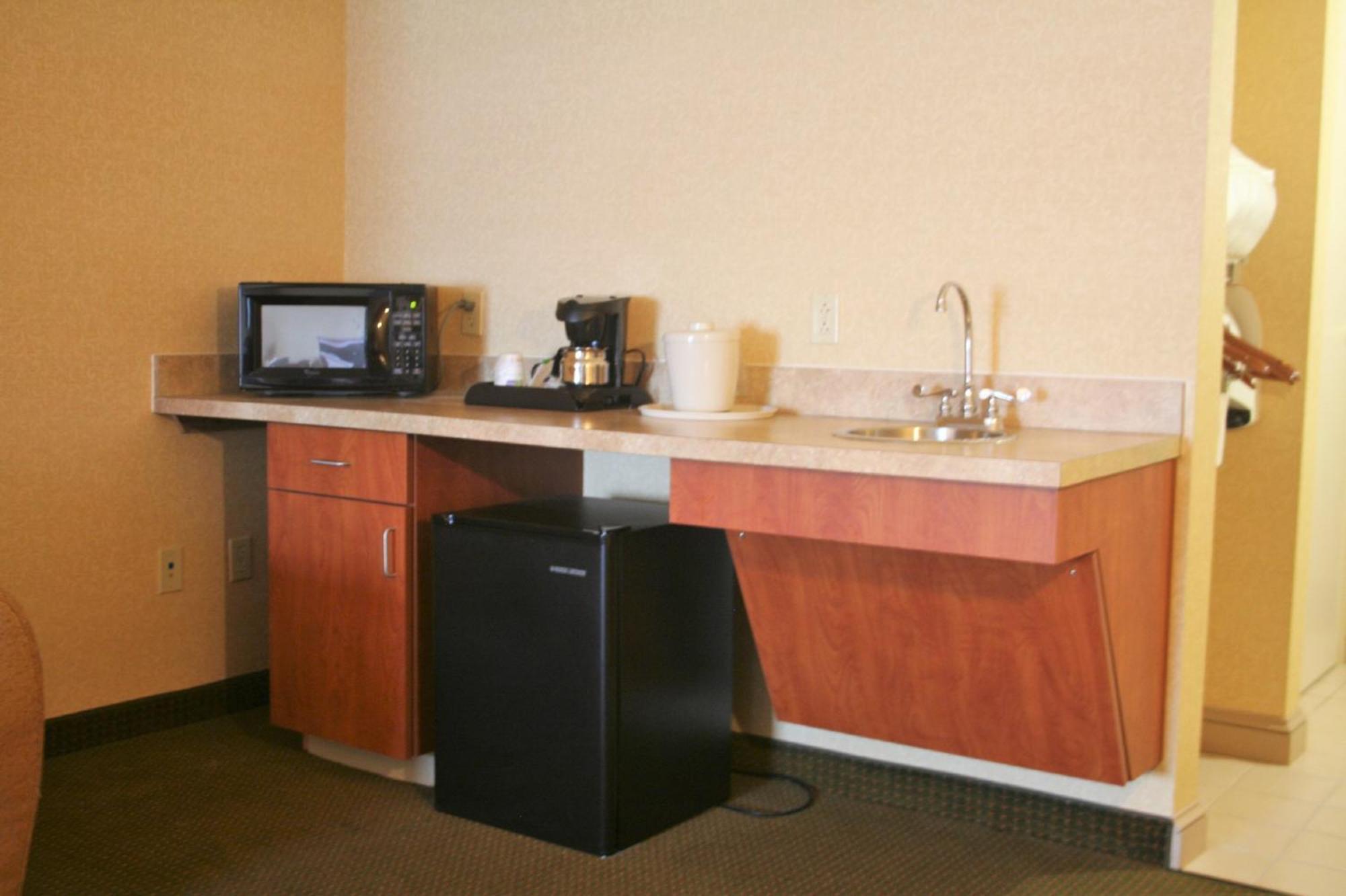 Holiday Inn Express Hotel & Suites Drums-Hazelton By Ihg Exterior foto